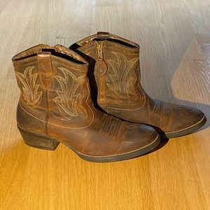 Ariat cowgirl boots 8B